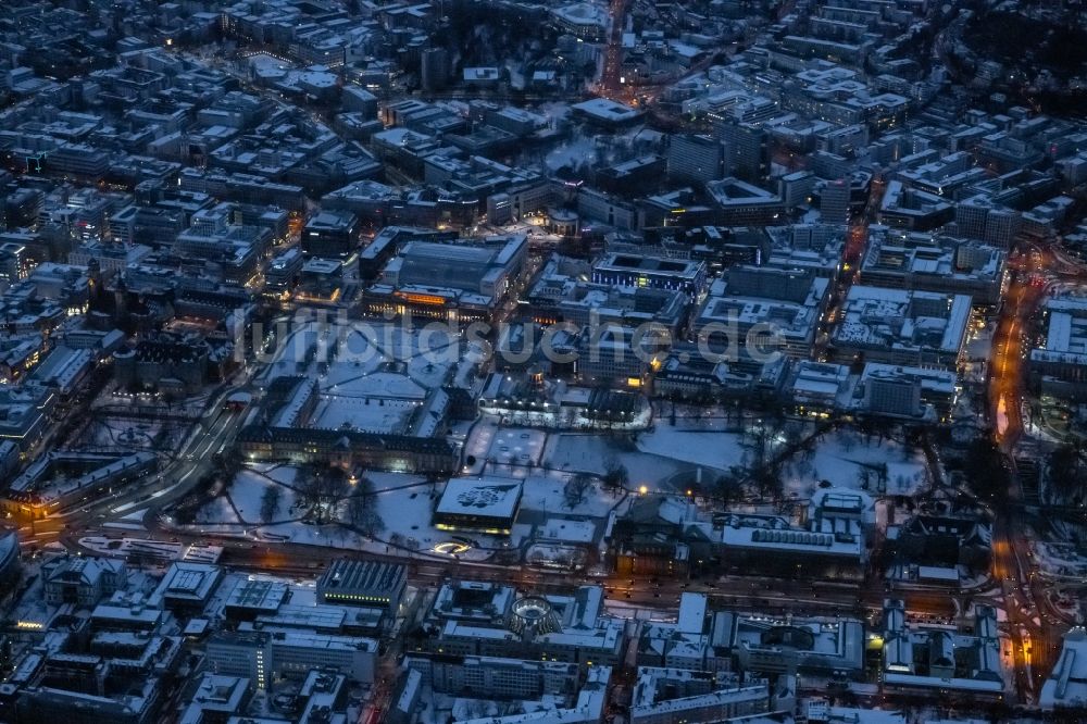 Stuttgart von oben - Winterluftbild Gebäudekomplex im Schlosspark von Schloss Neues Schloss am Schlossplatz in Stuttgart im Bundesland Baden-Württemberg, Deutschland