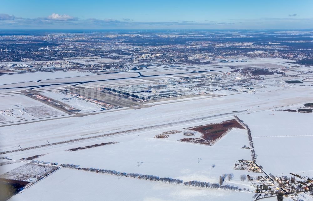 Luftaufnahme Schönefeld - Winterluftbild Gelände des Flughafen BER International in Schönefeld im Bundesland Brandenburg, Deutschland