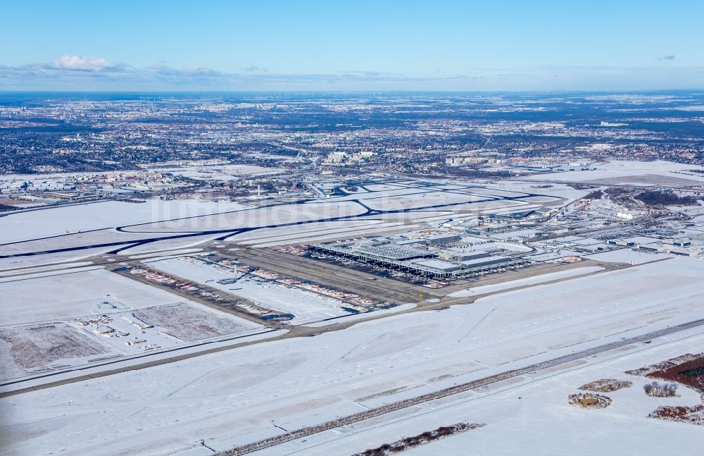 Schönefeld von oben - Winterluftbild Gelände des Flughafen BER International in Schönefeld im Bundesland Brandenburg, Deutschland