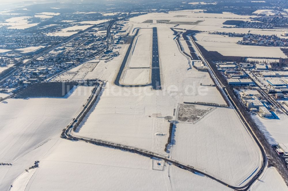 Dortmund aus der Vogelperspektive: Winterluftbild Gelände des Flughafen in Dortmund im Bundesland Nordrhein-Westfalen, Deutschland