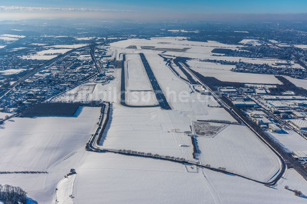 Dortmund aus der Vogelperspektive: Winterluftbild Gelände des Flughafen in Dortmund im Bundesland Nordrhein-Westfalen, Deutschland