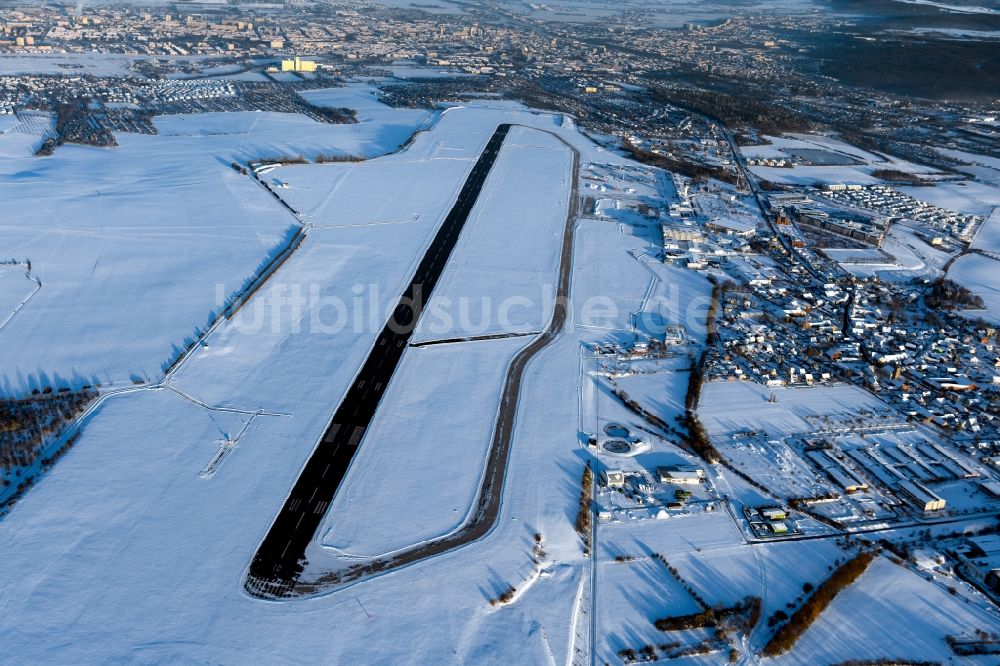 Erfurt aus der Vogelperspektive: Winterluftbild Gelände des Flughafen in Erfurt im Bundesland Thüringen, Deutschland