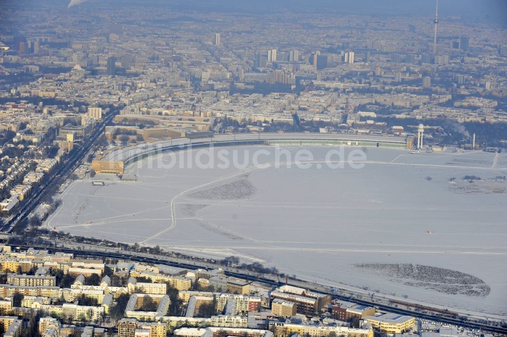 Luftaufnahme Berlin - Winterluftbild Gelände des Flughafen im Ortsteil Tempelhof in Berlin, Deutschland