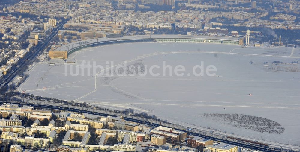 Berlin von oben - Winterluftbild Gelände des Flughafen im Ortsteil Tempelhof in Berlin, Deutschland