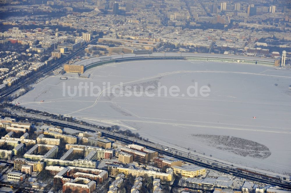 Berlin aus der Vogelperspektive: Winterluftbild Gelände des Flughafen im Ortsteil Tempelhof in Berlin, Deutschland