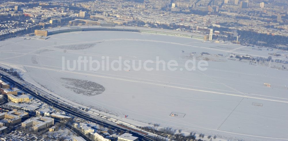 Luftbild Berlin - Winterluftbild Gelände des Flughafen im Ortsteil Tempelhof in Berlin, Deutschland