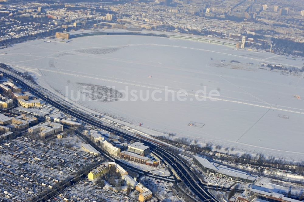 Luftaufnahme Berlin - Winterluftbild Gelände des Flughafen im Ortsteil Tempelhof in Berlin, Deutschland