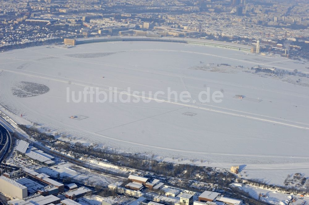 Berlin aus der Vogelperspektive: Winterluftbild Gelände des Flughafen im Ortsteil Tempelhof in Berlin, Deutschland