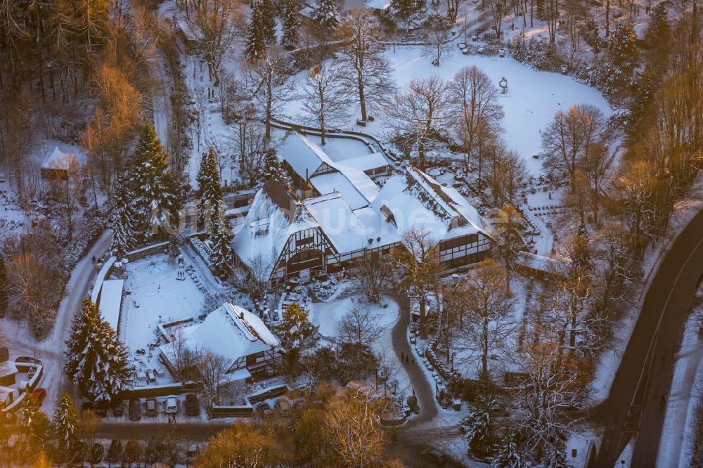 Luftaufnahme Möhnesee - Winterluftbild vom Gelände und Gebäude des Restaurant Torhaus Möhnesee in Möhnesee im Bundesland Nordrhein-Westfalen