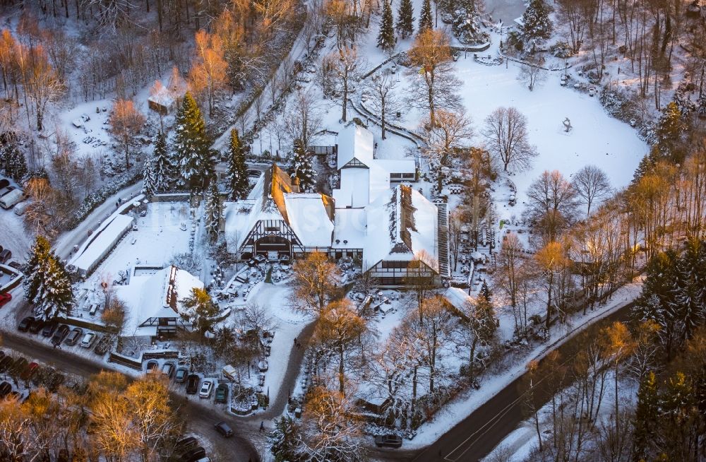 Möhnesee aus der Vogelperspektive: Winterluftbild vom Gelände und Gebäude des Restaurant Torhaus Möhnesee in Möhnesee im Bundesland Nordrhein-Westfalen