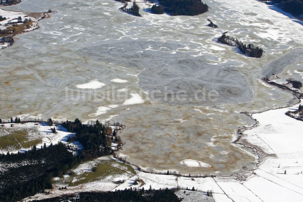 Luftaufnahme Uffing am Staffelsee - Winterluftbild mit geometrischen braunen Mustern auf der Eisfläche des zugefrorenen Staffelsees bei Murnau im Bundesland Bayern, Deutschland