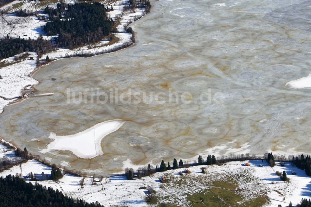 Uffing am Staffelsee aus der Vogelperspektive: Winterluftbild mit geometrischen braunen Mustern auf der Eisfläche des zugefrorenen Staffelsees bei Murnau im Bundesland Bayern, Deutschland