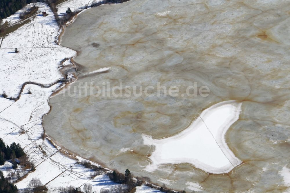 Luftbild Uffing am Staffelsee - Winterluftbild mit geometrischen braunen Mustern auf der Eisfläche des zugefrorenen Staffelsees bei Murnau im Bundesland Bayern, Deutschland