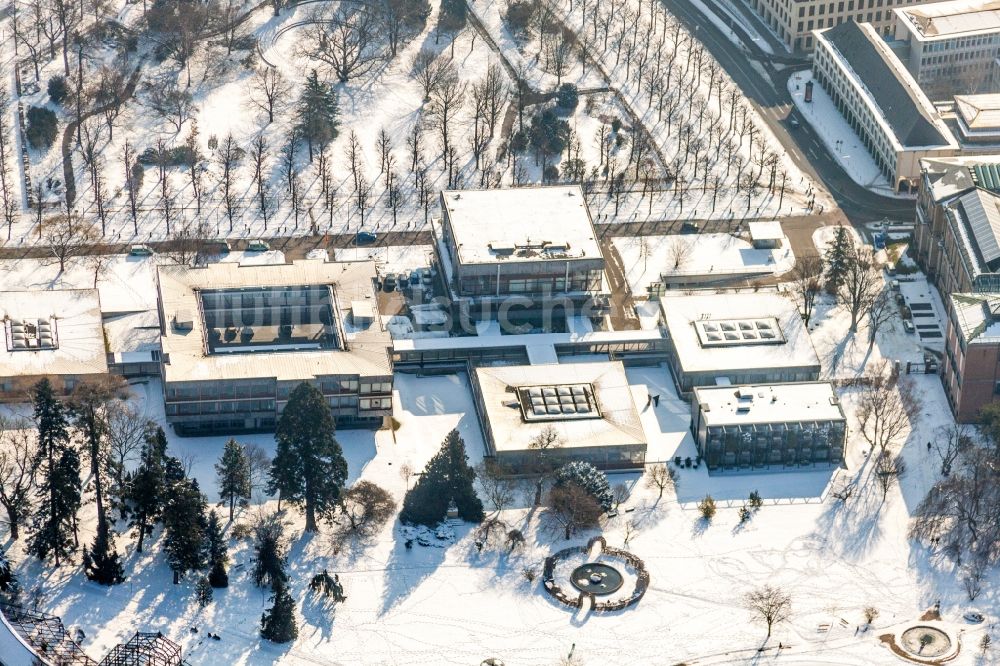 Karlsruhe von oben - Winterluftbild Gerichts- Gebäudekomplex des Bundesverfassungsgericht im Schlosspark von Karlsruhe im Bundesland Baden-Württemberg, Deutschland