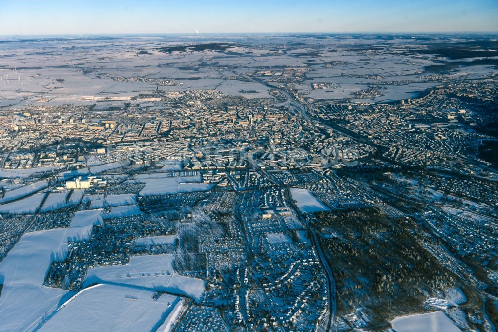 Erfurt von oben - Winterluftbild Gesamtübersicht und Stadtgebiet mit Außenbezirken und Innenstadtbereich in Erfurt im Bundesland Thüringen, Deutschland