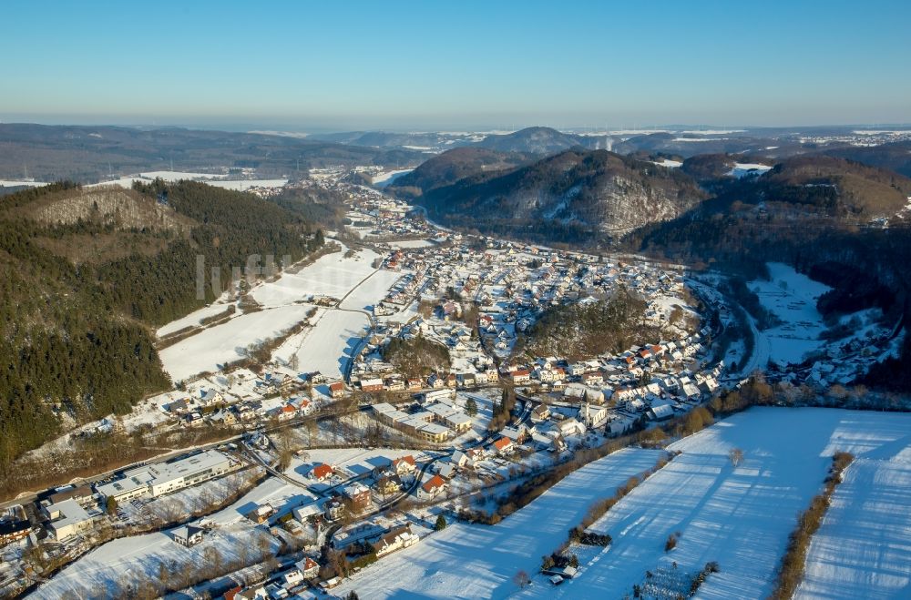 Luftbild Marsberg - Winterluftbild Gesamtübersicht und Stadtgebiet mit Außenbezirken und Innenstadtbereich im Ortsteil Beringhausen in Marsberg im Bundesland Nordrhein-Westfalen