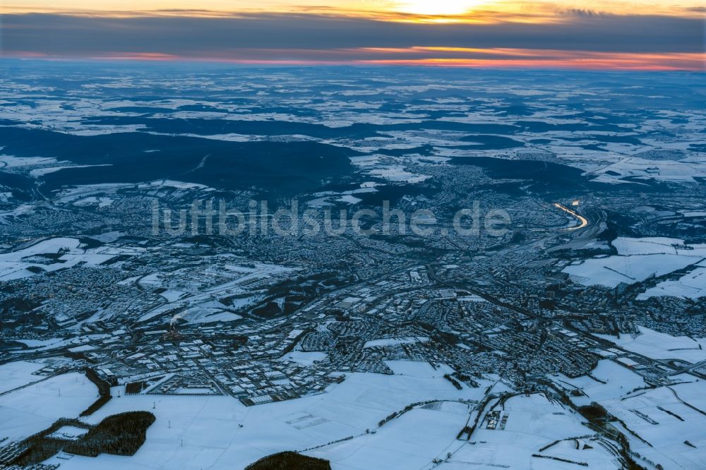 Würzburg von oben - Winterluftbild Gesamtübersicht und Stadtgebiet mit Außenbezirken und Innenstadtbereich in Würzburg im Bundesland Bayern, Deutschland