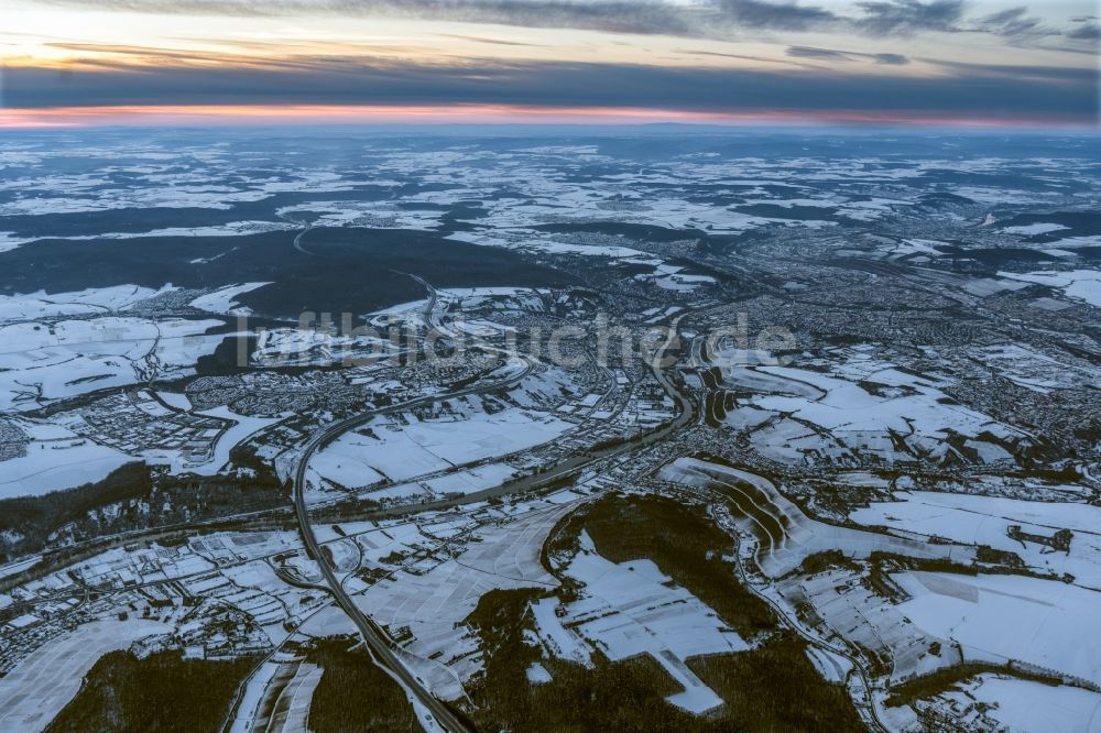 Luftbild Würzburg - Winterluftbild Gesamtübersicht und Stadtgebiet mit Außenbezirken und Innenstadtbereich in Würzburg im Bundesland Bayern, Deutschland