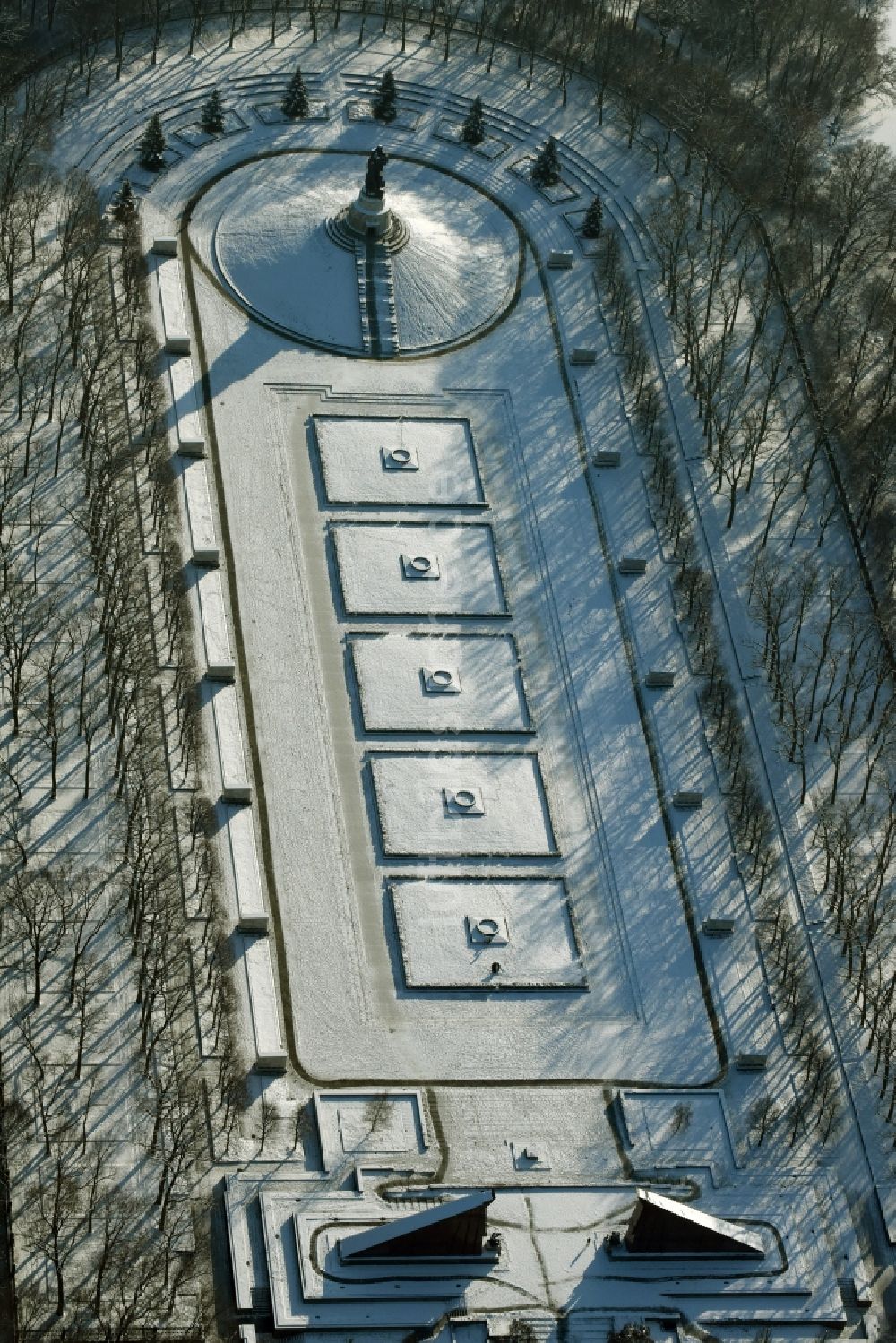 Berlin von oben - Winterluftbild Geschichts- Denkmal Sowjetisches Ehrenmal Treptow in Berlin, Deutschland