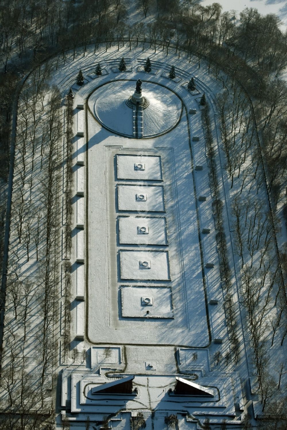 Berlin aus der Vogelperspektive: Winterluftbild Geschichts- Denkmal Sowjetisches Ehrenmal Treptow in Berlin, Deutschland