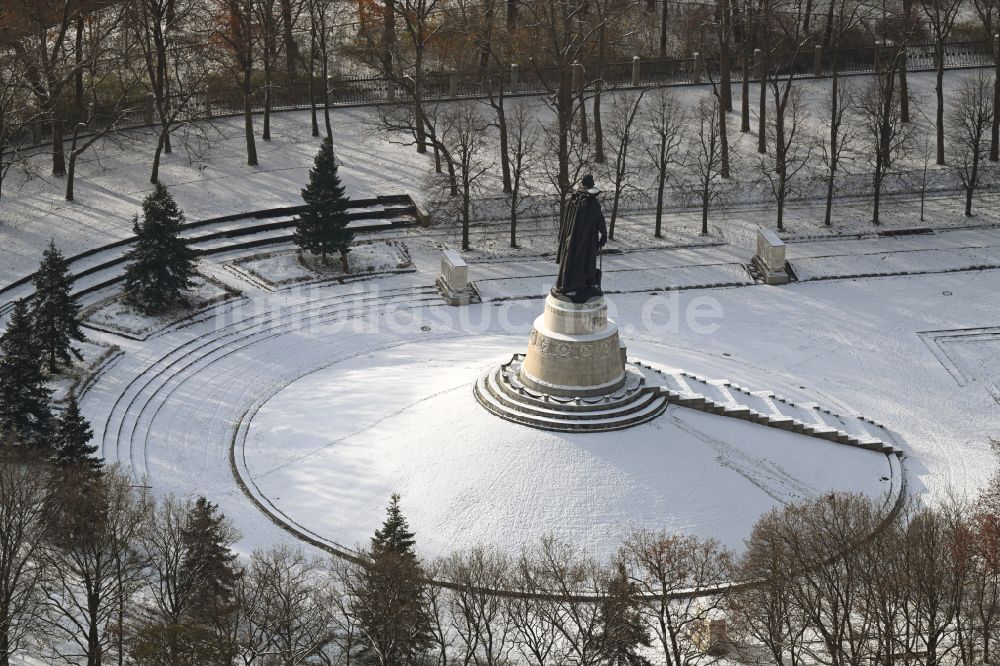 Luftbild Berlin - Winterluftbild Geschichts- Denkmal Sowjetisches Ehrenmal Treptow in Berlin, Deutschland