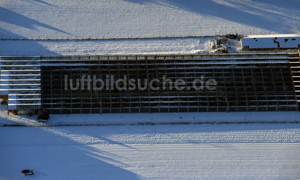 Altlandsberg von oben - Winterluftbild Gewächshausreihen zur Gemüsezucht in Altlandsberg im Bundesland Brandenburg