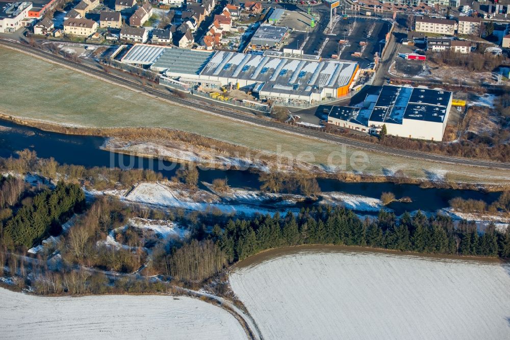 Arnsberg von oben - Winterluftbild Gewerbegebiet Arnsberger Straße am Ufer des Flußverlaufes der Ruhr im Ortsteil Hüsten in Arnsberg im Bundesland Nordrhein-Westfalen