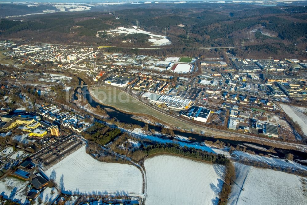 Arnsberg aus der Vogelperspektive: Winterluftbild Gewerbegebiet Arnsberger Straße am Ufer des Flußverlaufes der Ruhr im Ortsteil Hüsten in Arnsberg im Bundesland Nordrhein-Westfalen