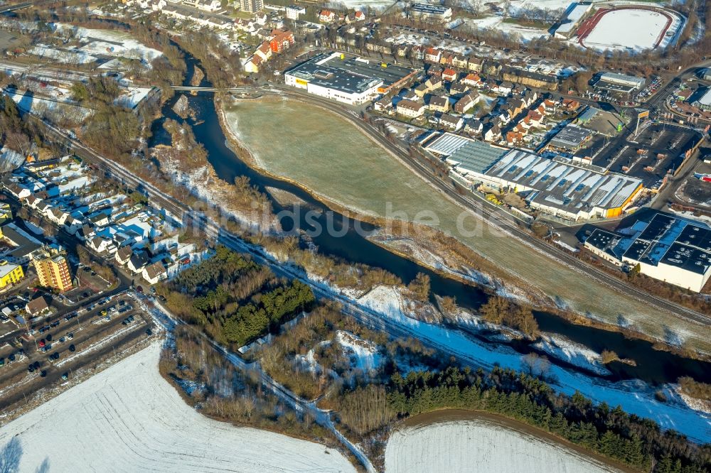 Luftbild Arnsberg - Winterluftbild Gewerbegebiet Arnsberger Straße am Ufer des Flußverlaufes der Ruhr im Ortsteil Hüsten in Arnsberg im Bundesland Nordrhein-Westfalen