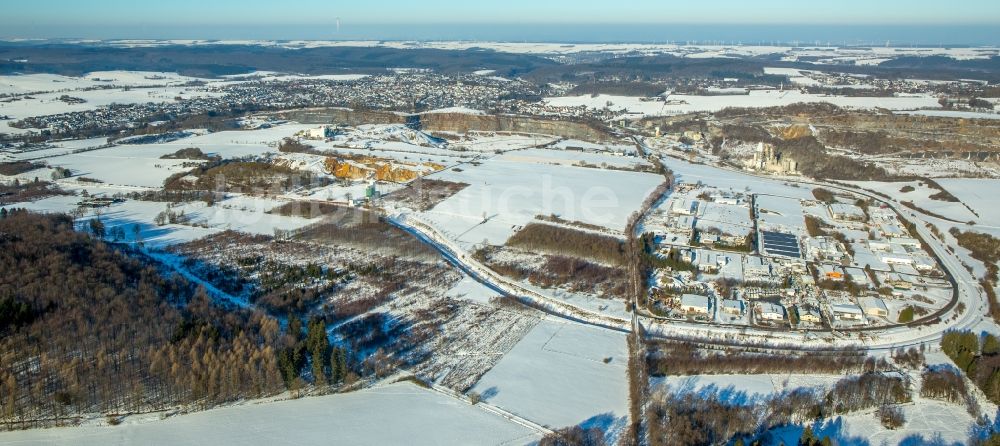 Warstein aus der Vogelperspektive: Winterluftbild Gewerbegebiet Enkerbruch in Warstein im Bundesland Nordrhein-Westfalen