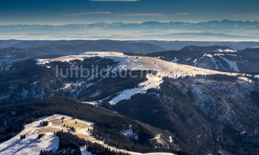 Feldberg (Schwarzwald) aus der Vogelperspektive: Winterluftbild Gipfel des Feldberg in der Felsen- und Berglandschaft in Feldberg (Schwarzwald) im Bundesland Baden-Württemberg