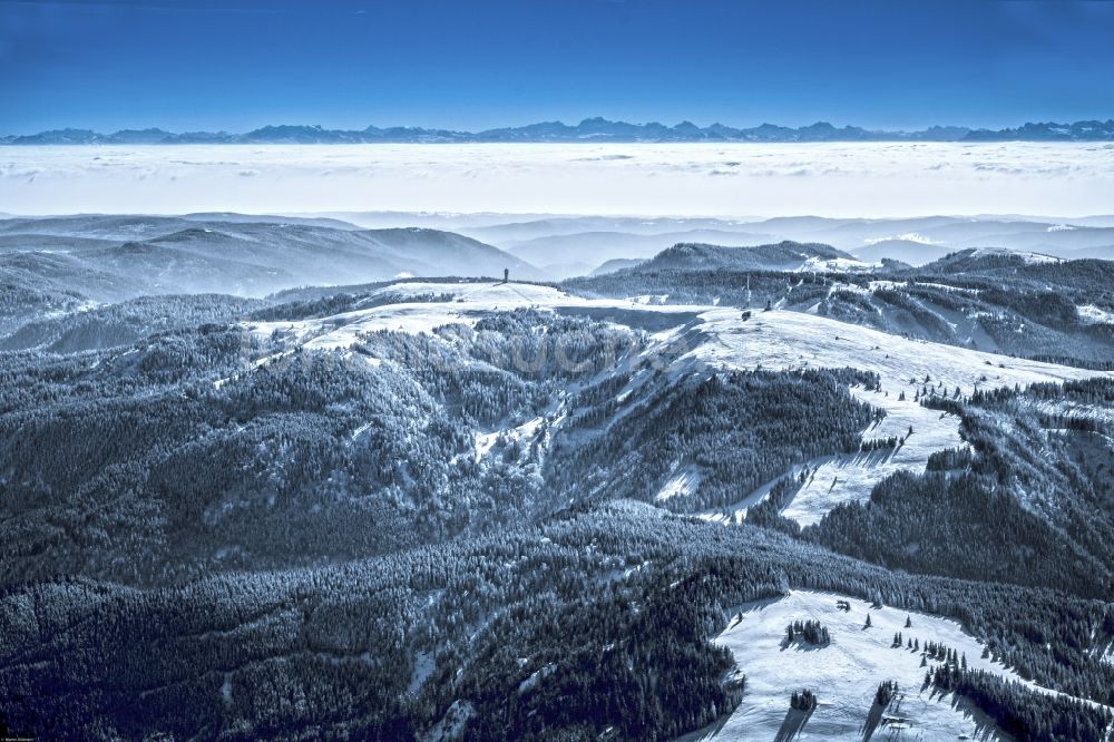 Luftbild Feldberg (Schwarzwald) - Winterluftbild Gipfel des Feldberg in der Felsen- und Berglandschaft in Feldberg (Schwarzwald) im Bundesland Baden-Württemberg