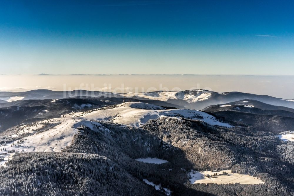 Luftaufnahme Feldberg (Schwarzwald) - Winterluftbild Gipfel des Feldberg in der Felsen- und Berglandschaft in Feldberg (Schwarzwald) im Bundesland Baden-Württemberg