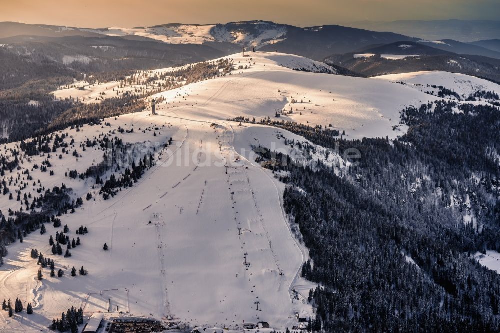 Feldberg (Schwarzwald) von oben - Winterluftbild Gipfel des Feldberg in der Felsen- und Berglandschaft in Feldberg (Schwarzwald) im Bundesland Baden-Württemberg