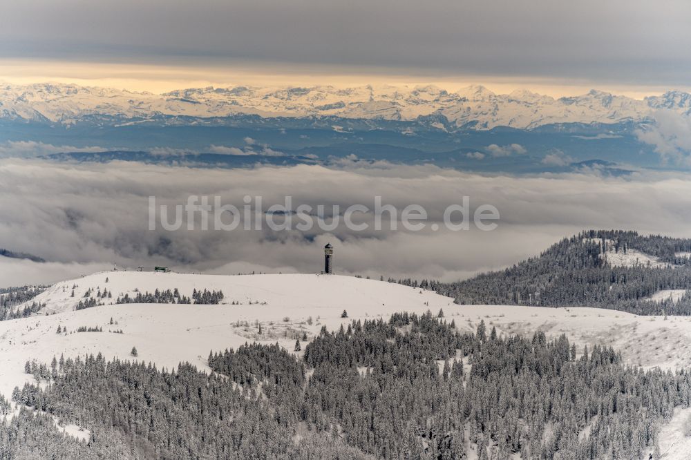 Feldberg (Schwarzwald) aus der Vogelperspektive: Winterluftbild Gipfel des Feldberg in der Felsen- und Berglandschaft in Feldberg (Schwarzwald) im Bundesland Baden-Württemberg