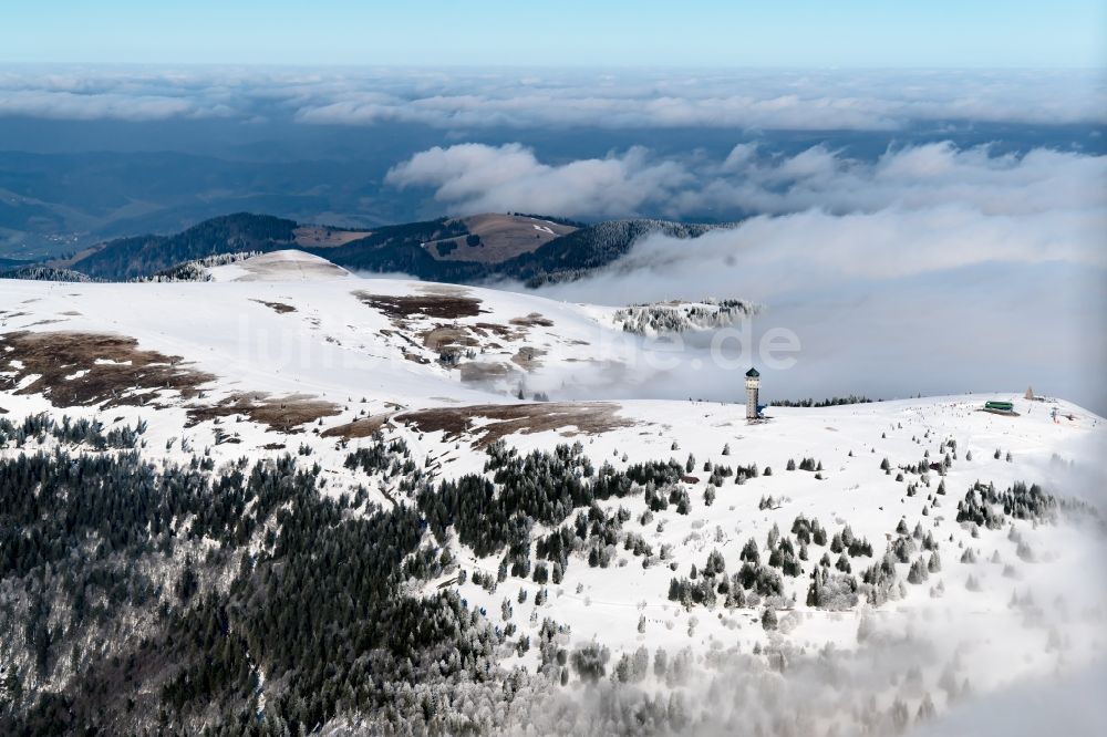 Luftaufnahme Feldberg (Schwarzwald) - Winterluftbild Gipfel des Feldberg in der Felsen- und Berglandschaft in Feldberg (Schwarzwald) im Bundesland Baden-Württemberg, Deutschland