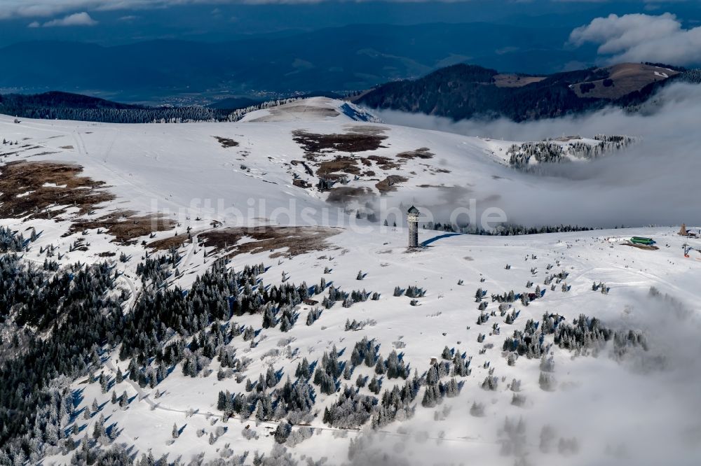 Feldberg (Schwarzwald) von oben - Winterluftbild Gipfel des Feldberg in der Felsen- und Berglandschaft in Feldberg (Schwarzwald) im Bundesland Baden-Württemberg, Deutschland