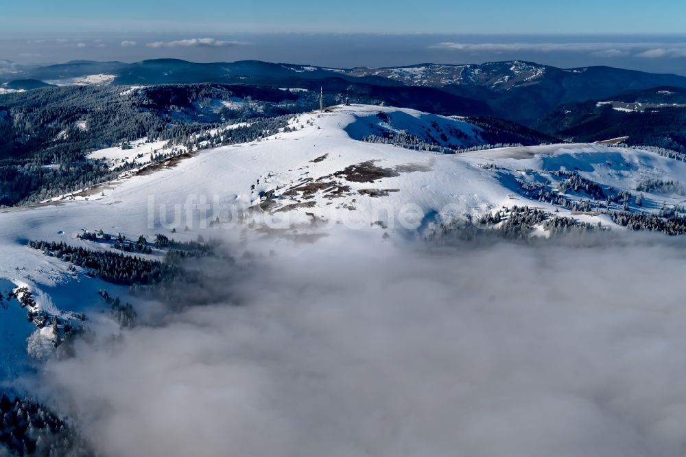 Feldberg (Schwarzwald) aus der Vogelperspektive: Winterluftbild Gipfel des Feldberg in der Felsen- und Berglandschaft in Feldberg (Schwarzwald) im Bundesland Baden-Württemberg, Deutschland