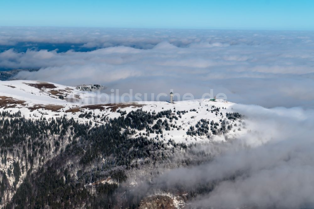 Feldberg (Schwarzwald) aus der Vogelperspektive: Winterluftbild Gipfel des Feldberg in der Felsen- und Berglandschaft in Feldberg (Schwarzwald) im Bundesland Baden-Württemberg, Deutschland