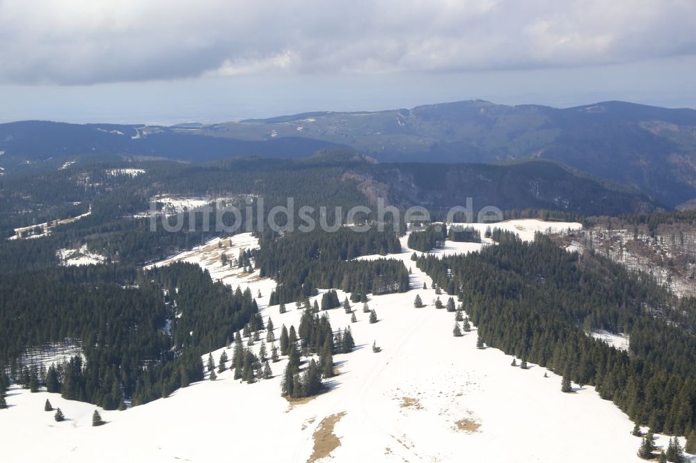 Luftbild Feldberg (Schwarzwald) - Winterluftbild Gipfel in der Felsen- und Berglandschaft in Feldberg (Schwarzwald) im Bundesland Baden-Württemberg, Deutschland