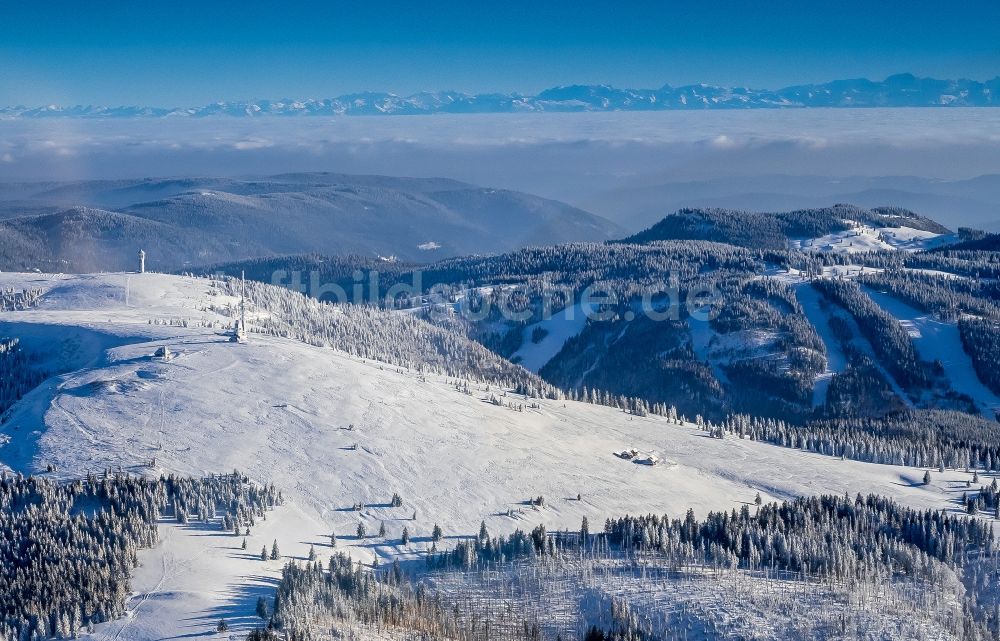 Luftaufnahme Feldberg (Schwarzwald) - Winterluftbild Gipfel in der Felsen- und Berglandschaft in Feldberg (Schwarzwald) im Bundesland Baden-Württemberg, Deutschland