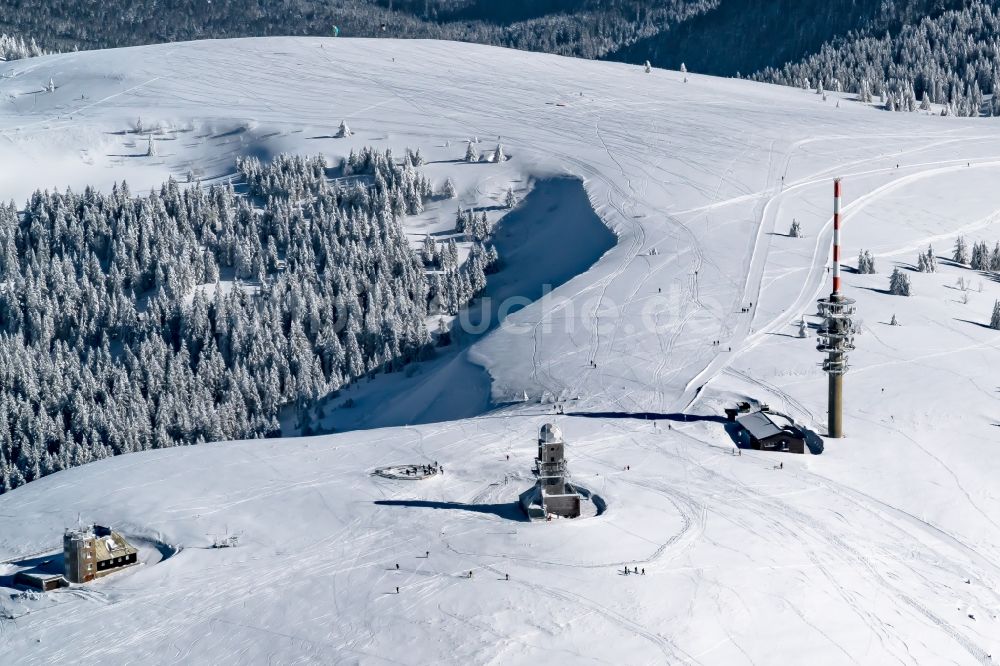 Feldberg (Schwarzwald) aus der Vogelperspektive: Winterluftbild Gipfel in der Felsen- und Berglandschaft in Feldberg (Schwarzwald) im Bundesland Baden-Württemberg, Deutschland