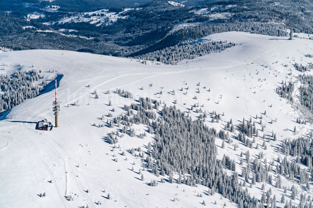 Feldberg (Schwarzwald) aus der Vogelperspektive: Winterluftbild Gipfel in der Felsen- und Berglandschaft in Feldberg (Schwarzwald) im Bundesland Baden-Württemberg, Deutschland