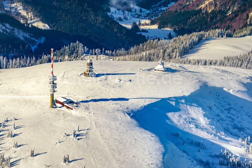 Feldberg (Schwarzwald) von oben - Winterluftbild Gipfel in der Felsen- und Berglandschaft in Feldberg (Schwarzwald) im Bundesland Baden-Württemberg, Deutschland