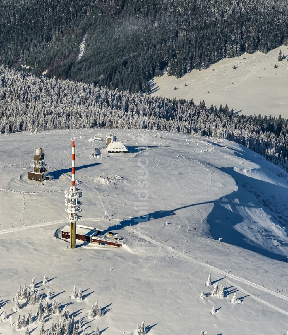 Feldberg (Schwarzwald) aus der Vogelperspektive: Winterluftbild Gipfel in der Felsen- und Berglandschaft in Feldberg (Schwarzwald) im Bundesland Baden-Württemberg, Deutschland