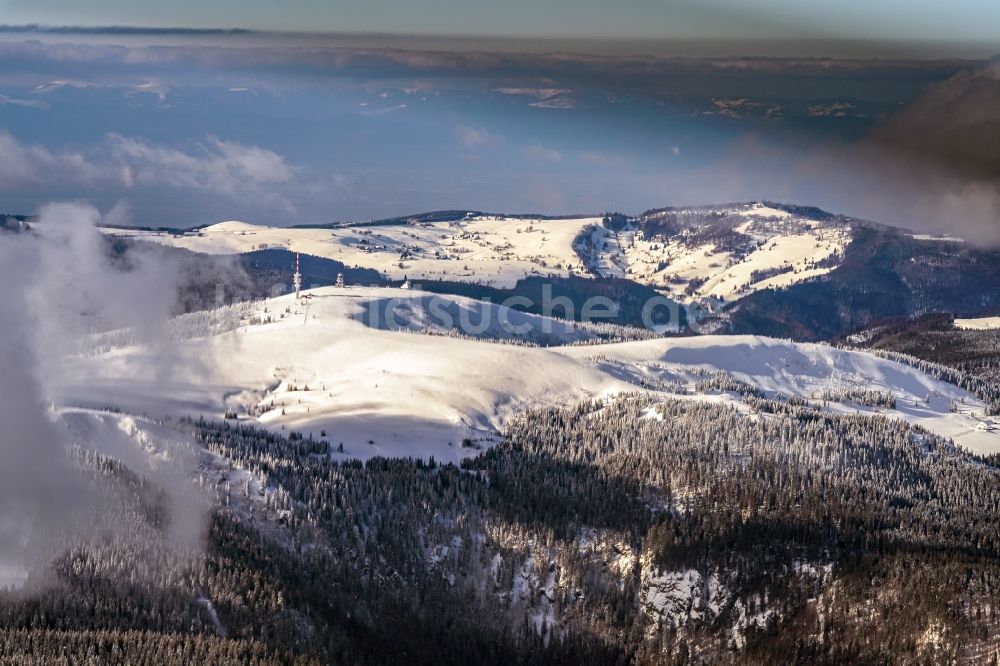 Feldberg (Schwarzwald) von oben - Winterluftbild Gipfel in der Felsen- und Berglandschaft in Feldberg (Schwarzwald) im Bundesland Baden-Württemberg, Deutschland