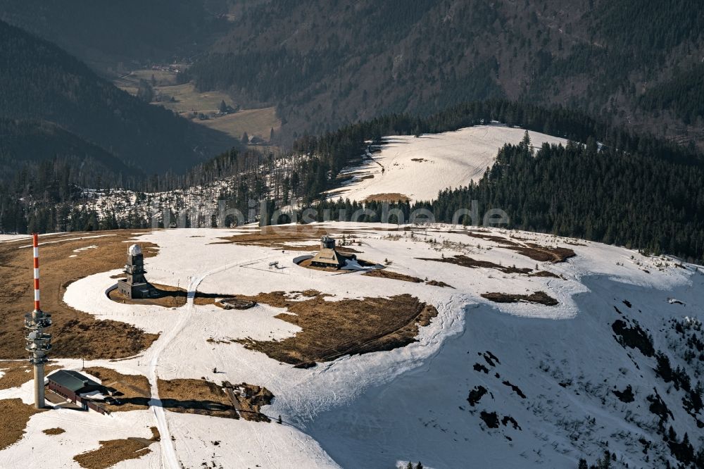 Feldberg (Schwarzwald) aus der Vogelperspektive: Winterluftbild Gipfel in der Felsen- und Berglandschaft in Feldberg (Schwarzwald) im Bundesland Baden-Württemberg, Deutschland