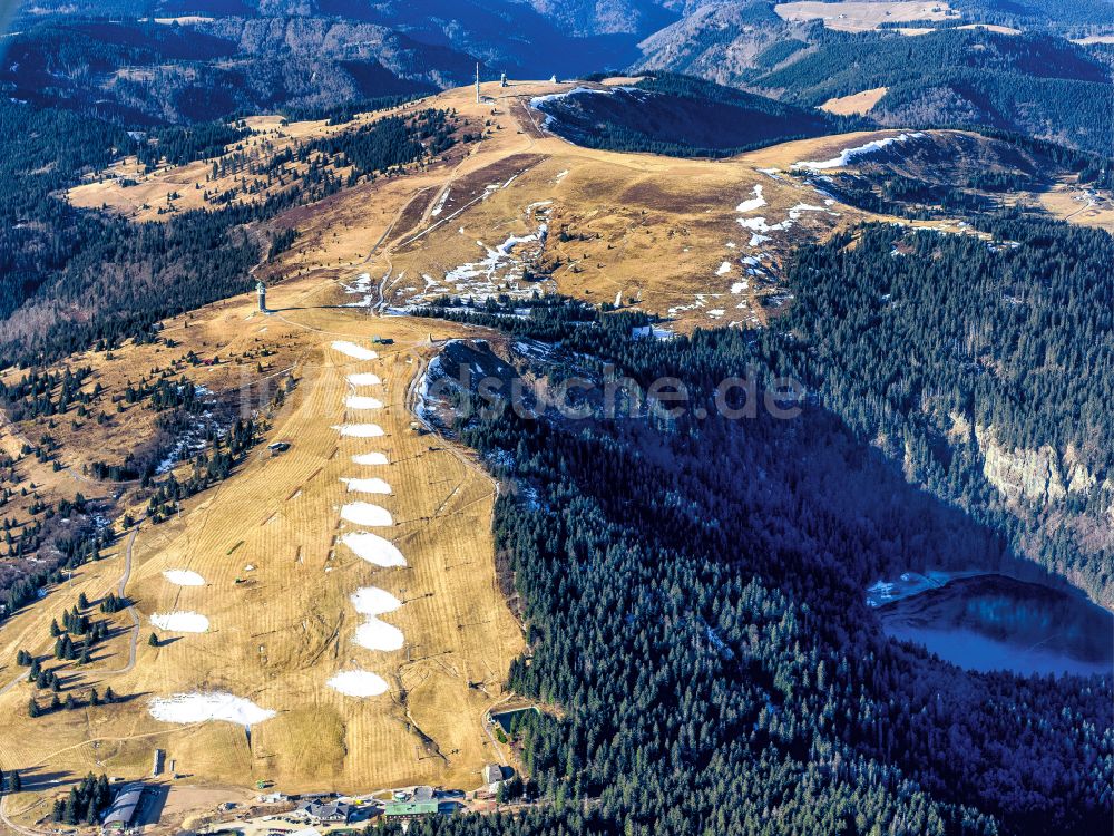 Feldberg (Schwarzwald) aus der Vogelperspektive: Winterluftbild Gipfel in der Felsen- und Berglandschaft in Feldberg (Schwarzwald) im Bundesland Baden-Württemberg, Deutschland