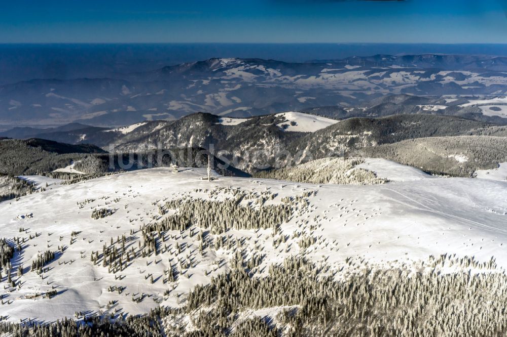 Luftaufnahme Feldberg (Schwarzwald) - Winterluftbild Gipfel in der Felsen- und Berglandschaft in Feldberg (Schwarzwald) im Bundesland Baden-Württemberg, Deutschland