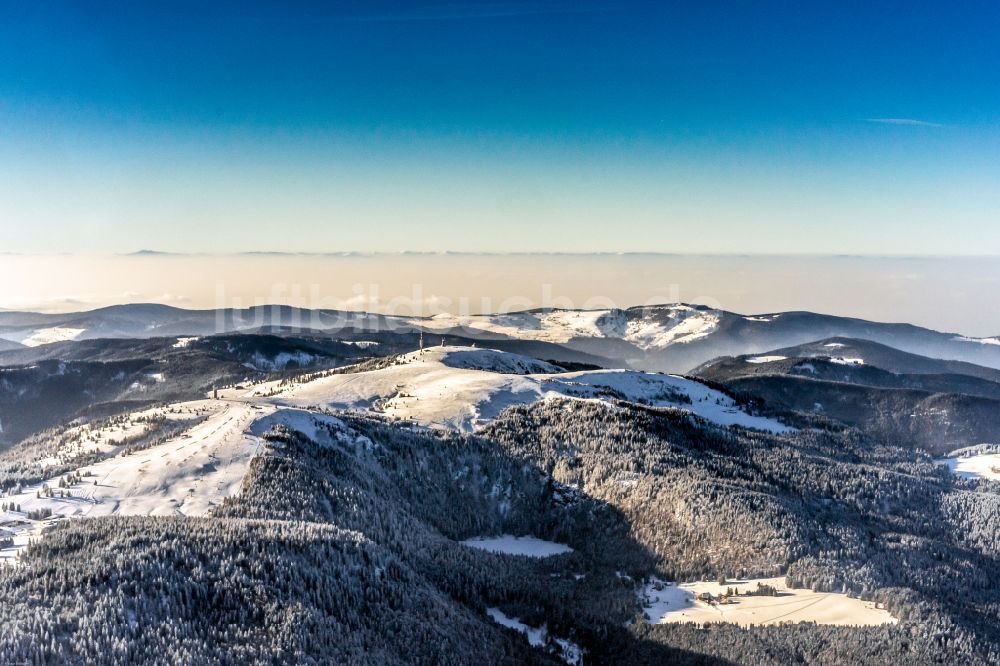 Feldberg (Schwarzwald) von oben - Winterluftbild Gipfel in der Felsen- und Berglandschaft in Feldberg (Schwarzwald) im Bundesland Baden-Württemberg, Deutschland